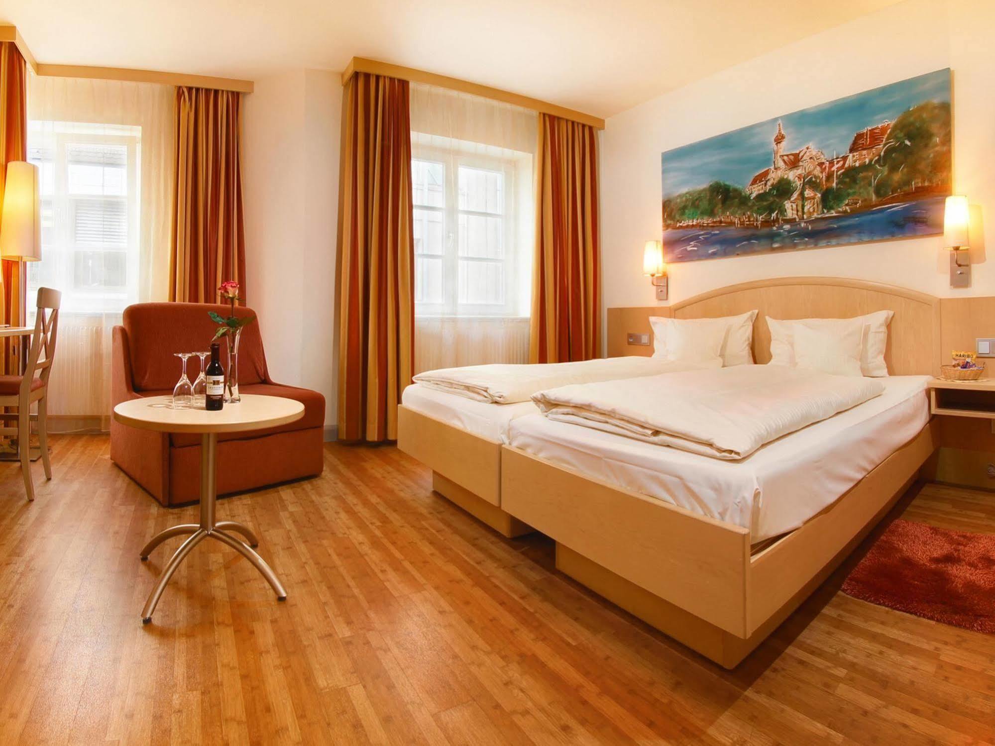 Hotel Gasthof Zum Ochsen เอฮิงเงน ภายนอก รูปภาพ