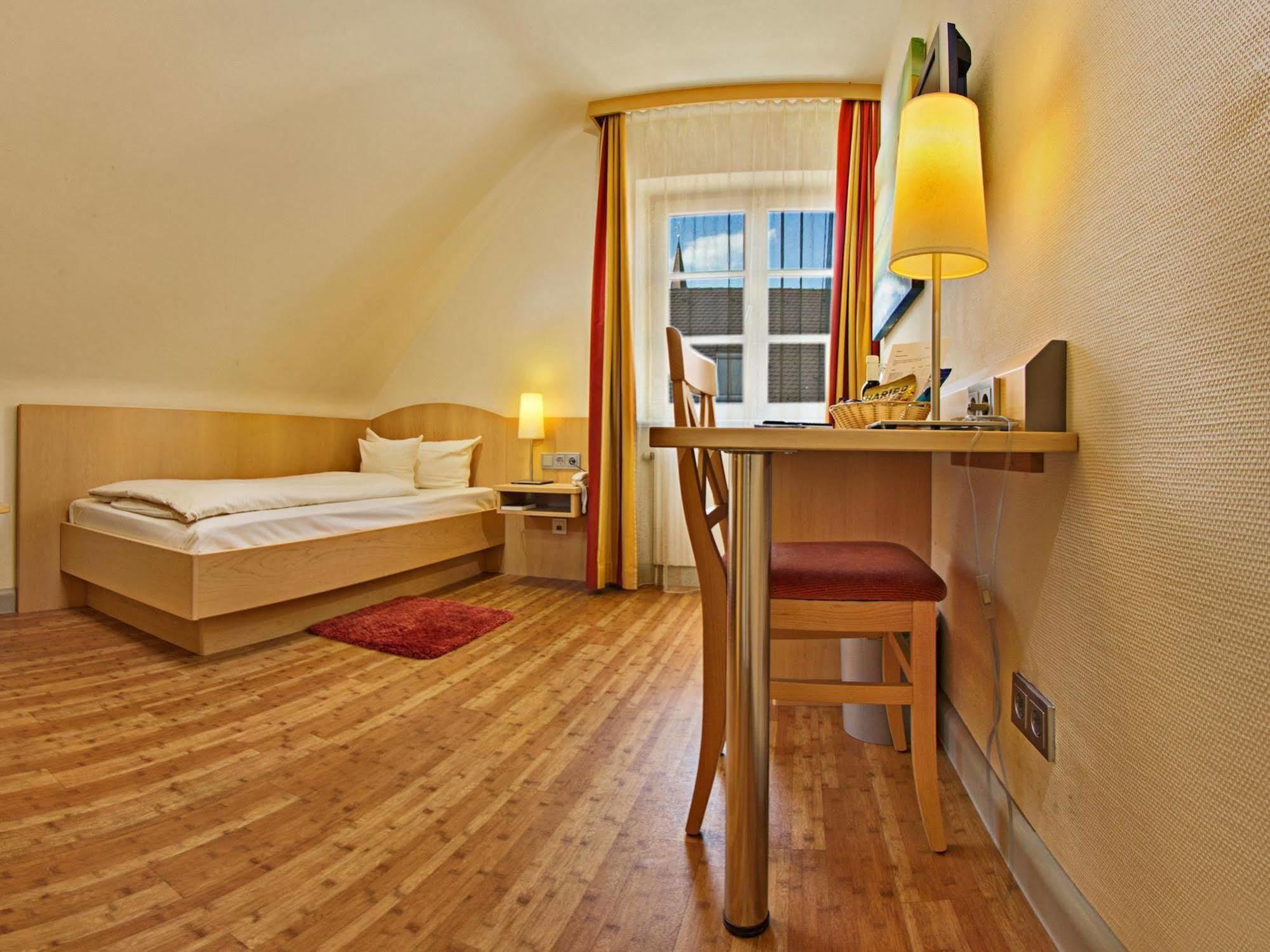 Hotel Gasthof Zum Ochsen เอฮิงเงน ภายนอก รูปภาพ